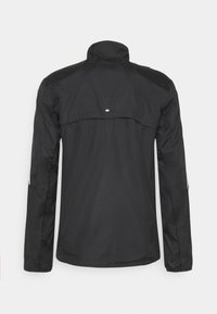 Veste légère noire à manches longues avec col montant et rabat de ventilation sur le haut du dos, vue de dos.
