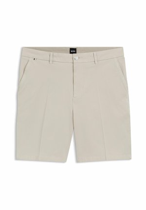 Shorts beige sur mesure avec bouton frontal, passants pour ceinture, poches latérales, et une étiquette noire BOSS au centre de la ceinture.