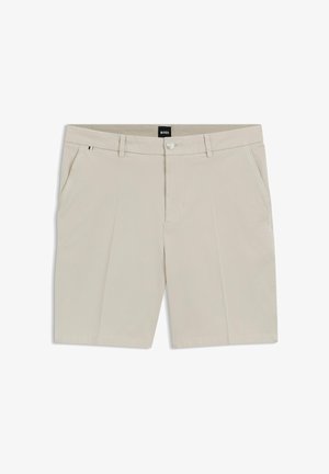 Shorts beige sur mesure avec bouton frontal, passants pour ceinture, poches latérales, et une étiquette noire BOSS au centre de la ceinture.