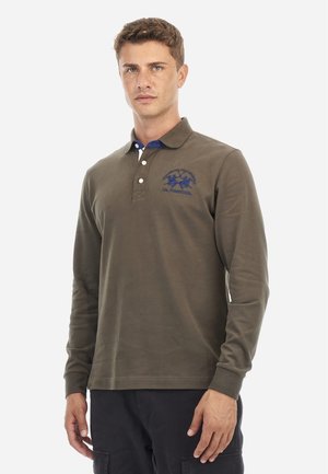 Langærmet olivengrøn polo shirt i bomuld med blå krave, broderet design på brystet og lige kant.