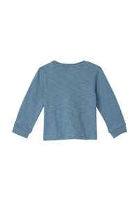 Blaues Langarm-T-Shirt mit Rundhalsausschnitt und subtiler Melierung, flach auf einem weißen Hintergrund ausgestellt, Rückseite nach oben.