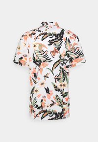 Chemise à manches courtes avec col, blanche, ornée d'un motif tropical de fleurs et d'oiseaux en vert, orange et noir ; tissu léger et texturé.