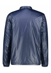 Marineblau, leichte Jacke mit glatter, glänzender Textur. Verfügt über einen Stehkragen und elastische Bündchen. Die Rückansicht zeigt minimale Entwurfselemente.