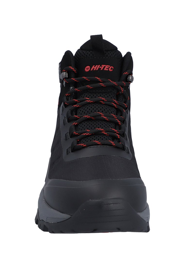 Zapatos de senderismo negros con parte superior de malla, cordones rojos y una puntera reforzada. Presenta un collar acolchado y una suela rugosa y texturizada.