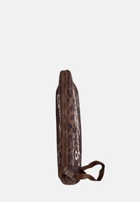 Astuccio a matita con stampa leopardata marrone, chiusura con zip, materiale in tessuto, design sottile, manico laterale e dettagli in testo bianco sulla superficie.