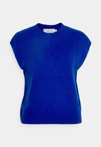 Maglione senza maniche in cachemire blu reale con scollo tondo e orlo e collo a coste, mostrato su sfondo bianco.