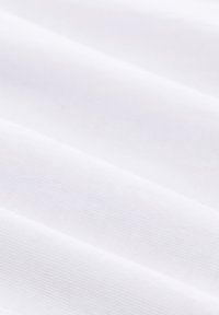 Witte katoenstof met een gladde textuur, met duidelijke horizontale ribbels en een subtiele glans, geordend in zachte plooien.