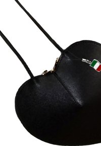 Schwarze herzförmige Tasche mit strukturierter Oberfläche, ausgestattet mit einem goldenen Reißverschluss und einem kleinen italienischen Flaggenanhänger, der am Gurt befestigt ist.