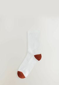Calze bianche in cotone con texture a costine, punta e tallone rinforzati in marrone, lunghezza alla caviglia standard. Design semplice con accenti di colore a contrasto.