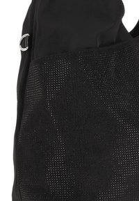 Sort tote-taske med tekstureret overflade med små nitter, lavet af blødt stof, med en glat øverste kant og en stor åbning.