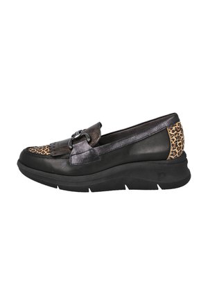 Zapatos de cuero negro tipo mocasín con un acento de estampado de leopardo, detalles metálicos y una suela texturizada, que presentan un diseño único y un ajuste cómodo.