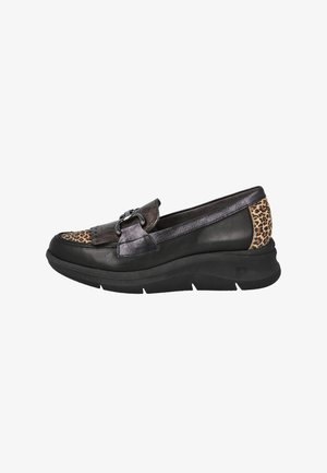 Zapatos de cuero negro tipo mocasín con un acento de estampado de leopardo, detalles metálicos y una suela texturizada, que presentan un diseño único y un ajuste cómodo.