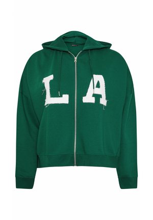 Sudadera verde con cremallera hecha de tela suave, con un gran gráfico blanco de "LA" en la parte frontal. Incluye una capucha con cordón y puños acanalados.
