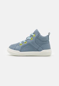 Blauer High-Top-Schuh aus glattem Leder, mit hellblauen Schnürsenkeln, gelben Ösen und einer weißen Gummisohle mit grauem Profil.