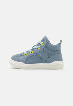 Blauer High-Top-Schuh aus glattem Leder, mit hellblauen Schnürsenkeln, gelben Ösen und einer weißen Gummisohle mit grauem Profil.