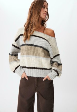 Sweter robiony na drutach z dekoltem typu off-shoulder, z paskowym wzorem w odcieniach szarości, beżu i brązu. Ściągacz na dole i szerokie rękawy.