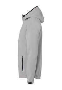 Chaqueta impermeable gris con capucha, que presenta un cierre frontal, un bolsillo lateral con cremallera negra y un acabado suave y mate.