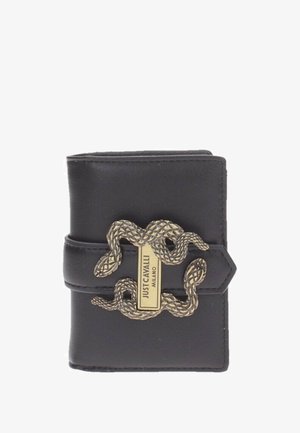Portefeuille en cuir noir avec un fermoir en forme de serpent en métal doré et une étiquette rectangulaire portant la mention "JUST CAVALLI MILANO." Design compact et texturé.
