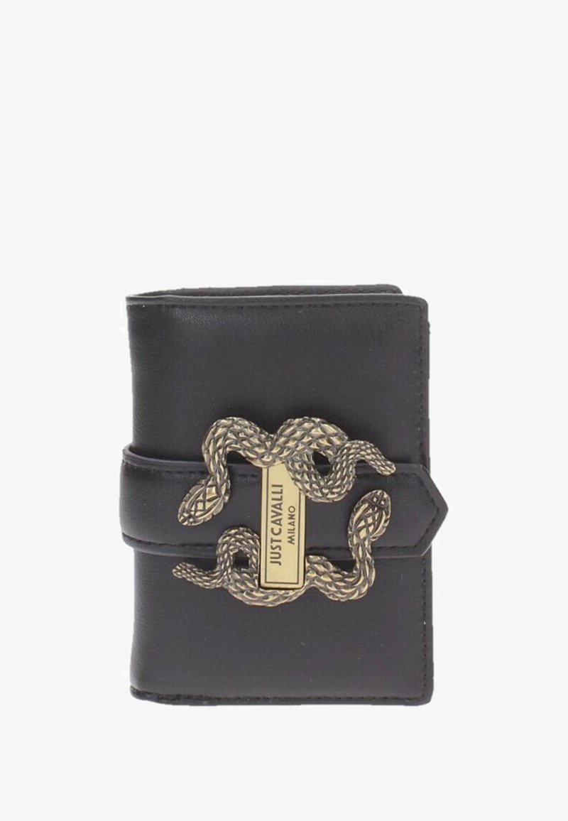 Cartera de piel negra con un cierre en forma de serpiente en tono dorado y una etiqueta rectangular que dice "JUST CAVALLI MILANO". Diseño compacto y texturizado.