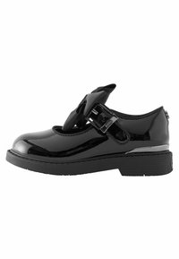 Schwarzer Lackleder-Mary-Jane-Schuh mit runder Zehe, verstellbarem Riemen, Gummisohle und silberfarbigem Akzent an der Ferse.