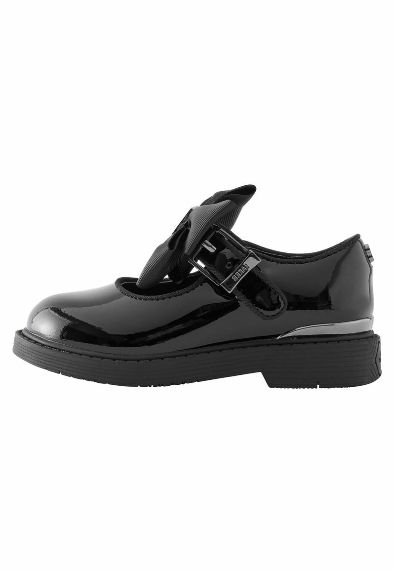 Schwarzer Lackleder-Mary-Jane-Schuh mit runder Zehe, verstellbarem Riemen, Gummisohle und silberfarbigem Akzent an der Ferse.