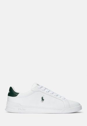 Witte lage sneaker met een groene hielstrook, witte veters en een Polo Ralph Lauren-logo geborduurd aan de zijkant.