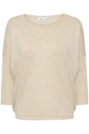 Top oversize beige realizzato in tessuto morbido, con scollatura ampia e maniche a tre quarti. Presenta una vestibilità comoda e dettagli di cucitura minimi.