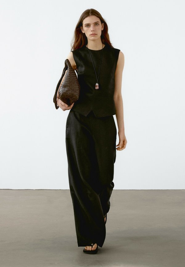 SEAM DETAILS AND BUCKLE  - Top4