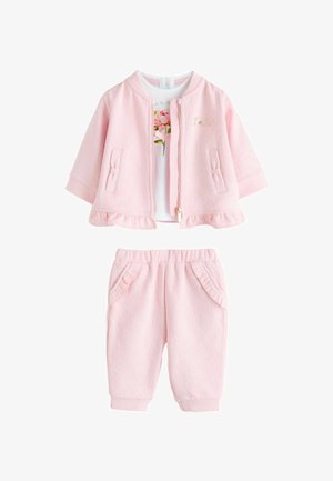 Hellrosa Baby-Outfit mit Reißverschlussjacke, Oberteil mit Blumenmuster, Schleifendetails an den Taschen und passenden Rüschenhosen.