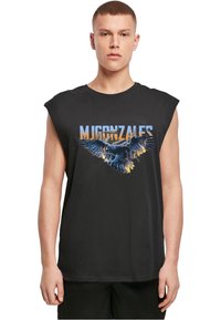 Melna bez piedurknēm T-kreklā ir liela ērgļa grafika un teksts "MJ GONZALES" daudzkrāsainās burtos uz priekšpuses.