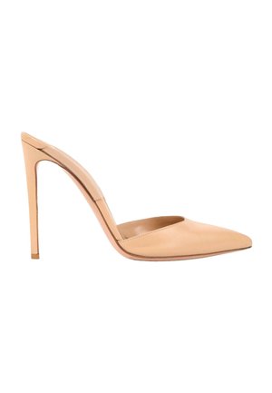 Escarpin beige nude à bout pointu, design mule à enfiler avec un talon haut et fin sur fond blanc.
