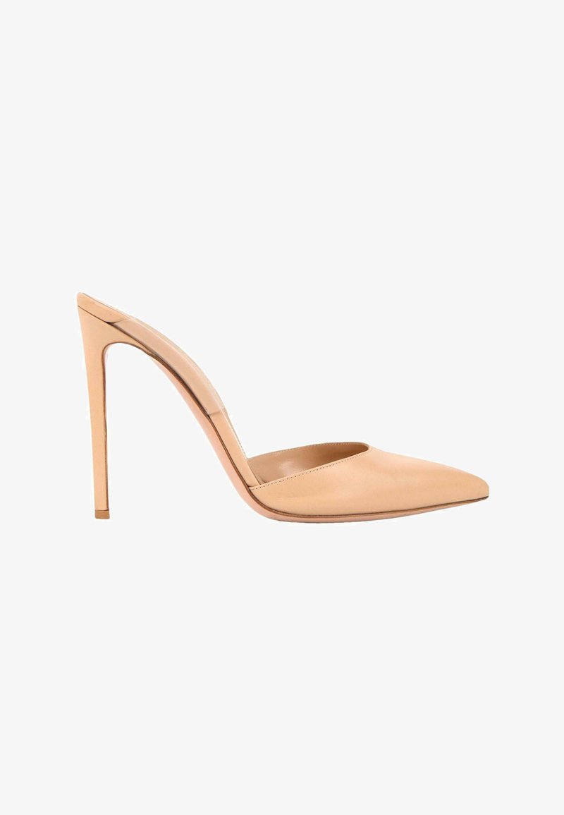 Escarpin beige nude à bout pointu, design mule à enfiler avec un talon haut et fin sur fond blanc.