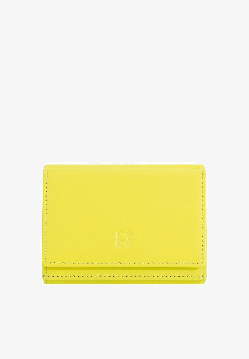 Gele leren portemonnee met een gladde afwerking, rechthoekige vorm, gestikte randen en een geëmbossed logo aan de voorkant. Slank en compact ontwerp.
