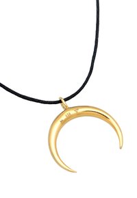 Guld halvmånevedhæng på en sort snor. Vedhænget har en blank overflade med indgraverede mærker for ægthed.