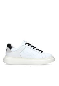 Sneaker bianco in pelle con lacci e dettagli neri, suola in gomma, forma arrotondata, superficie liscia e un delicato dettaglio di cucitura laterale.