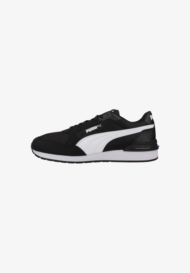 Baskets Puma en noir et blanc avec une bande logo blanche sur le côté, des lacets noirs, un col rembourré et une semelle coussinée.