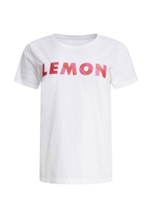 Witte katoenen t-shirt met korte mouwen en een ronde hals, voorzien van de tekst "LEMON" in roze en rode blokletters over de voorkant.