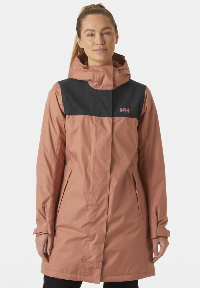 Abrigo resistente al agua con un cuerpo rosa y un panel superior negro, con capucha, bolsillos con cremallera y un logo en el pecho. Textura suave.