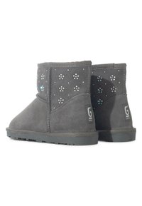 Stivaletti in suede grigi con punta rotonda, caratterizzati da decorative strass disposti in motivi floreali sui lati e una suola in gomma texturizzata.