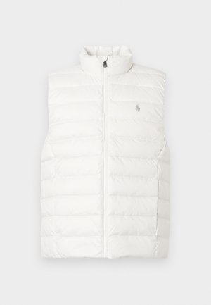 Gilet imbottito bianco con colletto alto, cuciture verticali e chiusura con zip. Presenta un piccolo logo sul petto a sinistra. Tessuto liscio e imbottito.