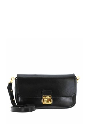 Sac à bandoulière rectangulaire en cuir noir avec fermeture à rabat et fermoir doré, bandoulière réglable enroulée à côté.