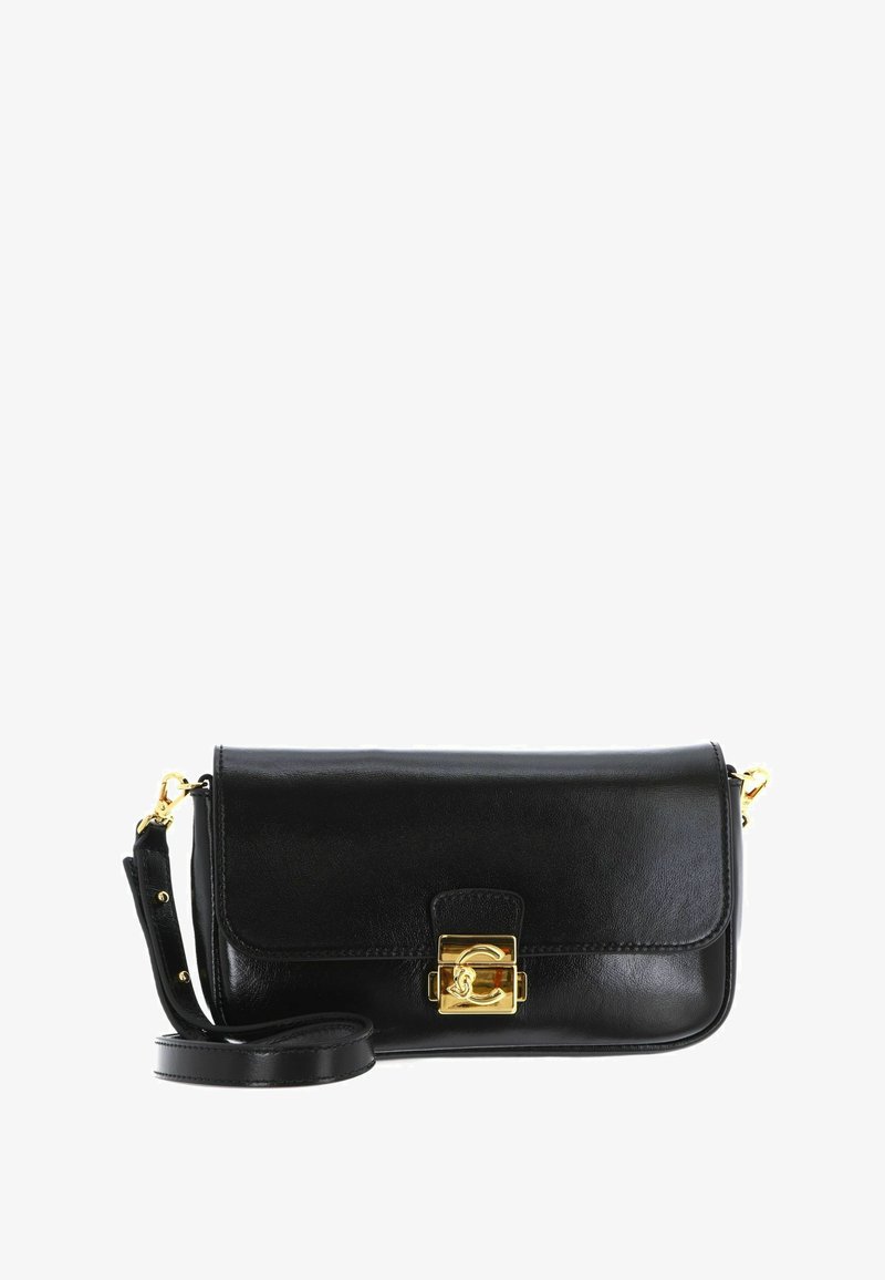 Sac à bandoulière rectangulaire en cuir noir avec fermeture à rabat et fermoir doré, bandoulière réglable enroulée à côté.