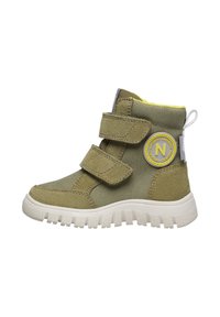 Botte en velcro vert olive avec une tige en tissu texturé, semelle blanche et badge logo rond. Dispose d'une boucle de tirage pour un enfilage facile.