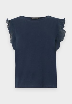 Μπλε σκούρο αμάνικο τοπ με στρογγυλή λαιμόκοψη και διαφανή υφασμάτινη λεπτομέρεια με βολάν κατά μήκος των ανοιγμάτων των μανικιών.