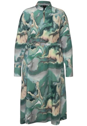 Robe à manches longues avec un motif abstrait vert et beige, en tissu léger. Elle est dotée d'un col, d'une patte de boutonnage à l'avant et d'une ceinture à la taille.