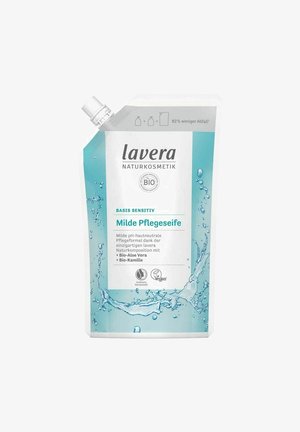 Nachfüllbeutel der Lavera Basis Sensitiv milden Pflegeseife mit Bio-Aloe Vera und Kamille, mit spritzigem Wassermotiv und umweltfreundlichen Etiketten.