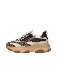 Sneaker mit einem Mesh-Obermaterial, das mit Leopardenmuster-Akzenten, schwarzen Details und einer klobigen beigen Sohle mit strukturiertem Gummi für besseren Halt versehen ist.