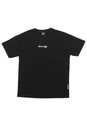 Schwarzes Baumwoll-T-Shirt mit einem weißen "homeBy"-Logo auf der Brust und einem bunten gestreiften Akzent am linken Seitenrand. Standard Fit.
