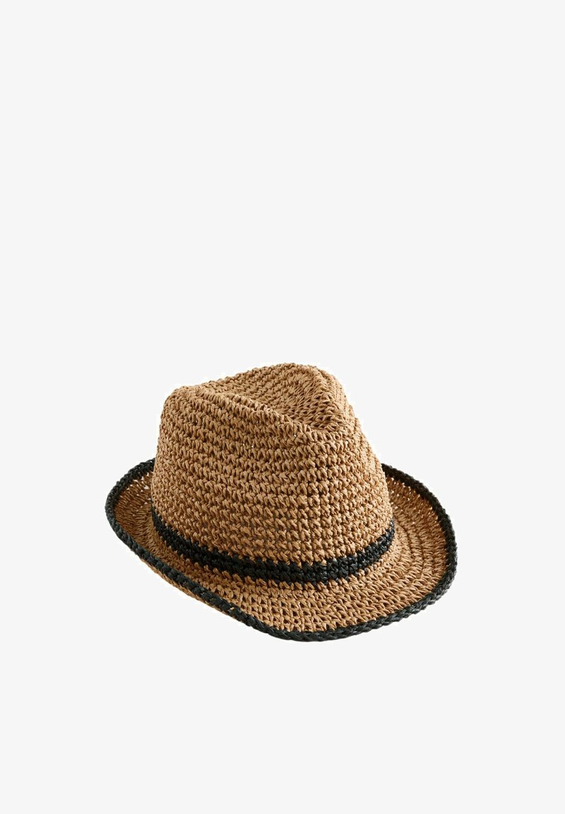 Hnedý tkaný slamenný fedora klobúk s čiernou páskou okolo základu a čiernym lemom pozdĺž okraja krempy.