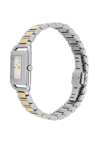 Montre bracelet en métal argenté et doré avec un cadran rectangulaire affichant des aiguilles et des marqueurs dorés, fermoir partiellement ouvert.
